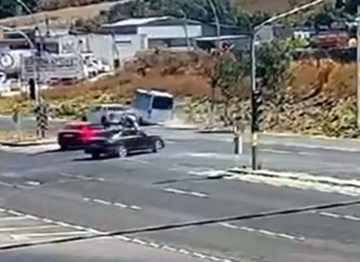 Direğe çarpan yolcu minibüsü yan yattı! 1’i bebek, 3 yaralı var 6